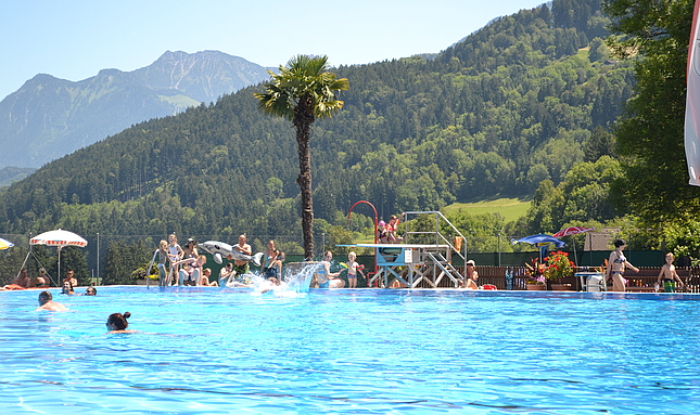 Schwimmbad Felsenau Blick in den Walgau